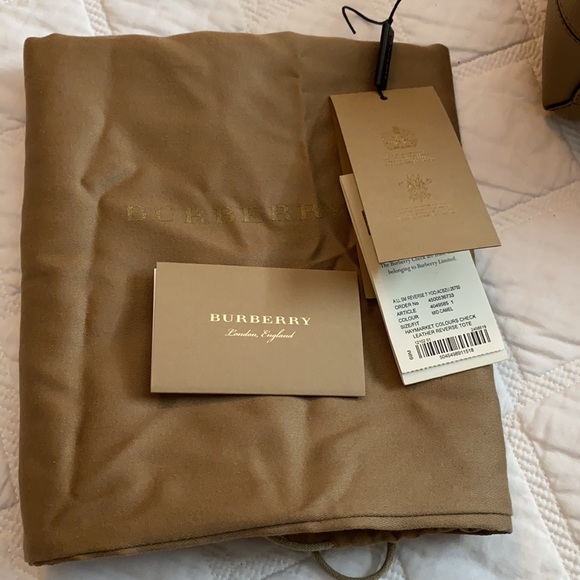 REVERSIBLE BURBERRY SMALL TOTE - Picture 5 of 7